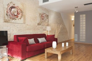 TV, DVD-spiller, bøker og stereoanlegg