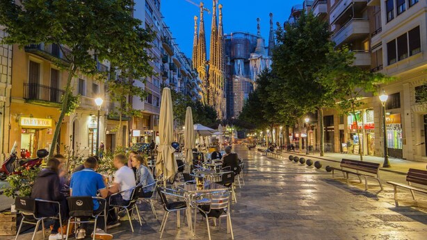 An outdoor café with tables and chairs, surrounded by trees and buildings. - Sant Pau 5 - Superb 3-bedroom apartment in central Barcelona (Barcelona)