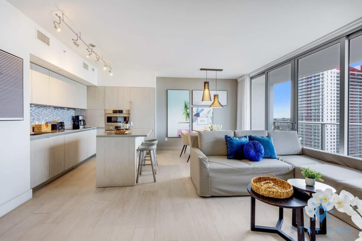 Televisión y oficina 