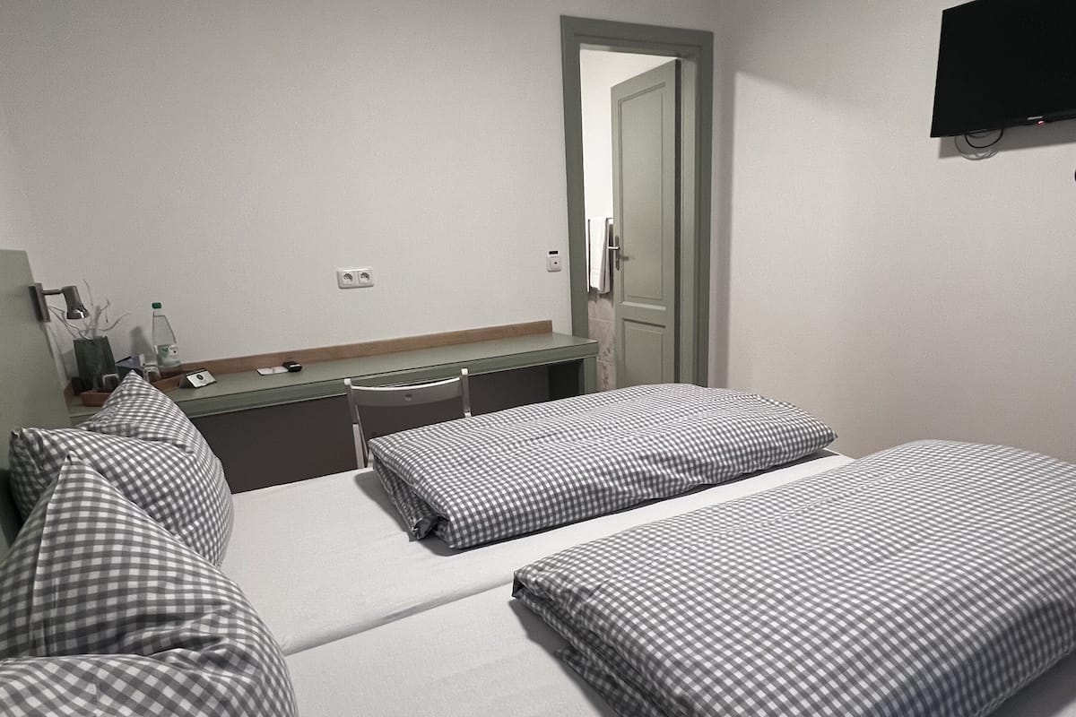 Etappen-Zimmer | Premium bedding, down duvets, desk, laptop workspace
