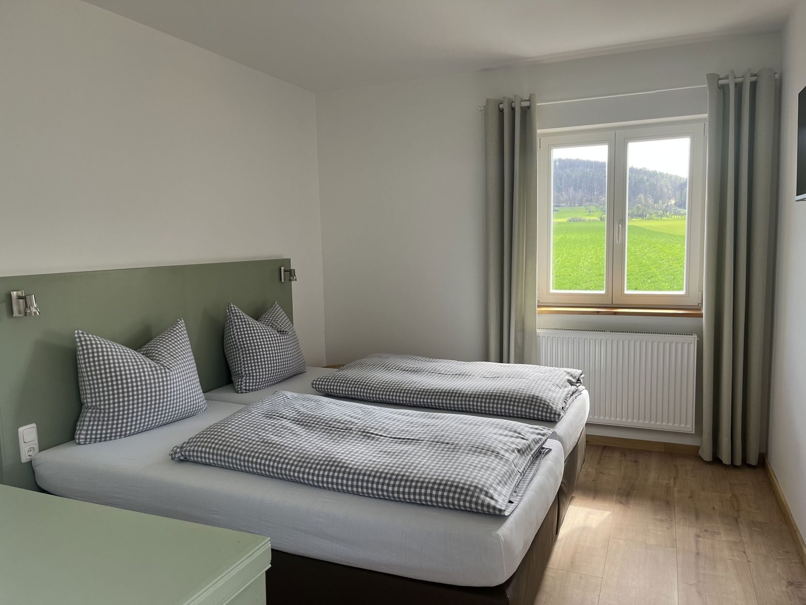 Biancheria da letto di alta qualità, copriletto in piuma, una scrivania