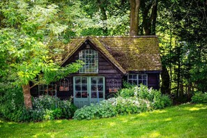 Exterior - Long Cover Cottage is 4 Star Gold retreat from the outside world. (Tenbury Wells)