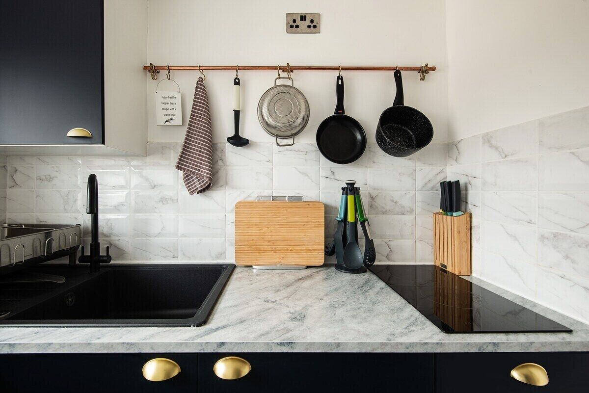 Kühlschrank, Mikrowelle, Herdplatte, Kochgeschirr/Geschirr/Besteck