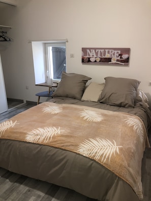 Comfort House | Premium bedding, laptop workspace, iron/ironing board, travel crib