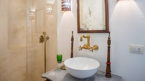 Shower - 4 km from sea: Town estate with pool (Castrignano del Capo)