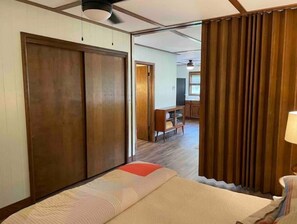 2 bedrooms, desk, WiFi