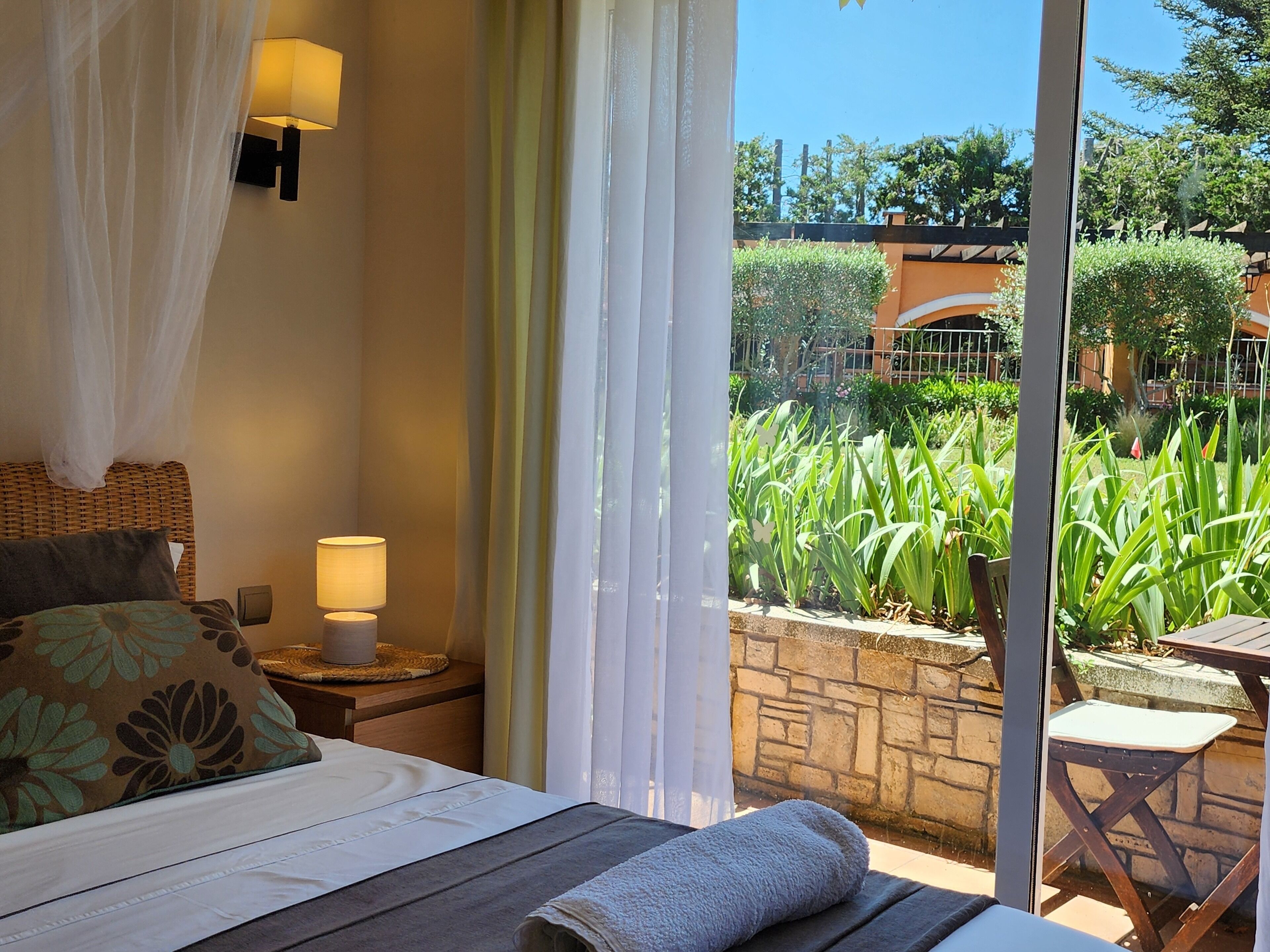 7 soverom, skrivebord, strykejern/-brett og reiseseng for barn