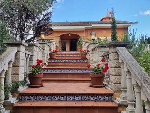 Property grounds - Beautiful 7 Bed Barcelona Castle Villa, Tennis Court, Pool, & BQ House (Torrelles de Foix)