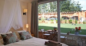 7 bedrooms, desk, iron/ironing board, travel crib - Beautiful 7 Bed Barcelona Castle Villa, Tennis Court, Pool, & BQ House (Torrelles de Foix)