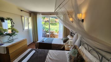 7 quartos, escrivaninha, ferros/tábuas de passar roupa, berço de viagem
