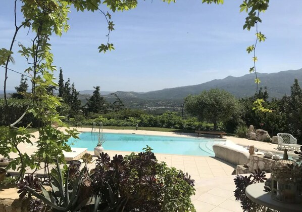 Une piscine avec vue sur les montagnes en arrière-plan.