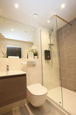 Towels - Boutique Beautiful 1 Bed Abode | Pass The Keys (Cambridge)