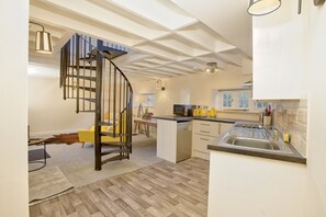 ثلاجة، ميكروويف، فرن، غسالة أطباق