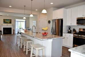 Mikrobølgeovn, kokeplater, oppvaskmaskin og kaffetrakter/tekoker