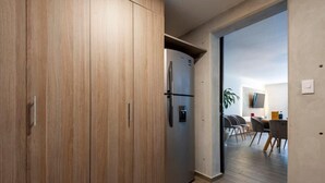 Eine moderne Küche mit Holzausstattung und einem Edelstahlkühlschrank.