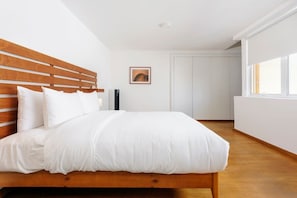 2 bedrooms, desk, iron/ironing board, travel crib