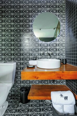 Bathtub, hair dryer, towels, shampoo