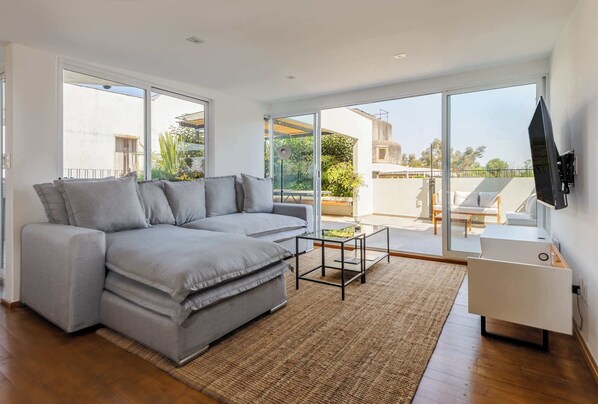 TV, offices - w* | Luxury 2BR Duplex w/ Terrace in Condesa (Ciudad de México)