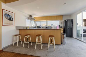 Réfrigérateur, four à micro-ondes, un four, surface de cuisson