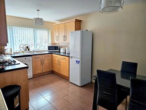 Refrigerador, microondas, horno, tostadora