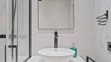 Douche, sĂšche-cheveux, serviettes fournies