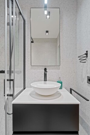 Shower, hair dryer, towels - Modern Studio in Central Luxembourg Gare Area (Luxembourg)