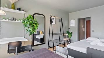 Bureau, fer et planche Ă repasser, Wi-Fi, draps fournis