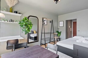 Desk, iron/ironing board, WiFi, bed sheets - Modern Studio in Central Luxembourg Gare Area (Luxembourg)