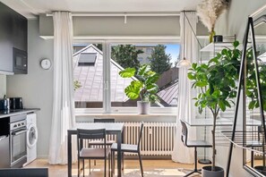 Fridge, microwave, oven, stovetop - Modern Studio in Central Luxembourg Gare Area (Luxembourg)