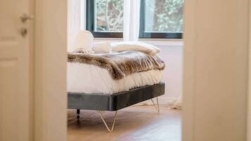 2 bedrooms, desk, iron/ironing board, WiFi