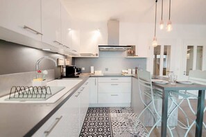 Frigorífico, microondas, horno y placa de cocina