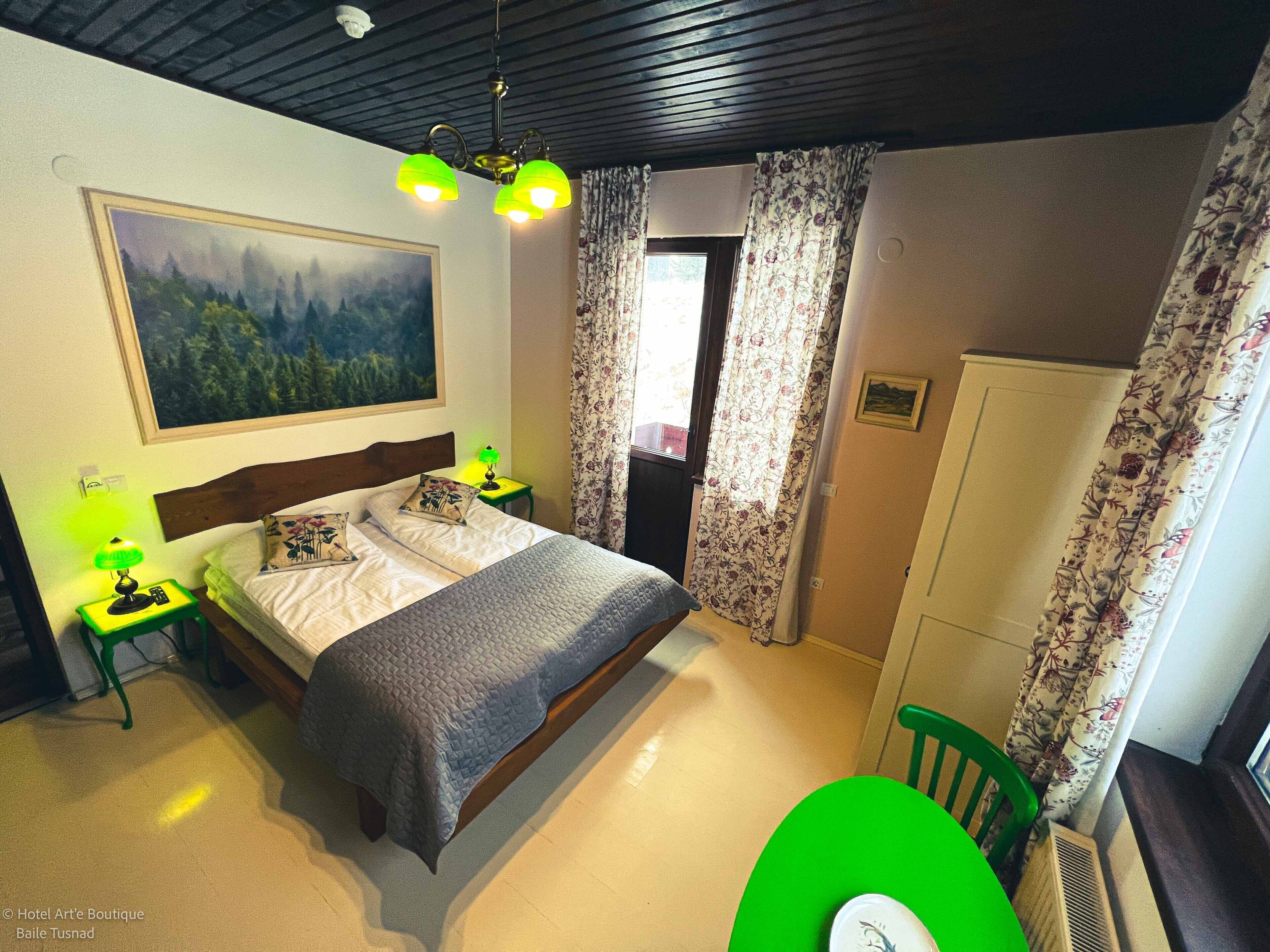 Minibar, free WiFi, bed sheets