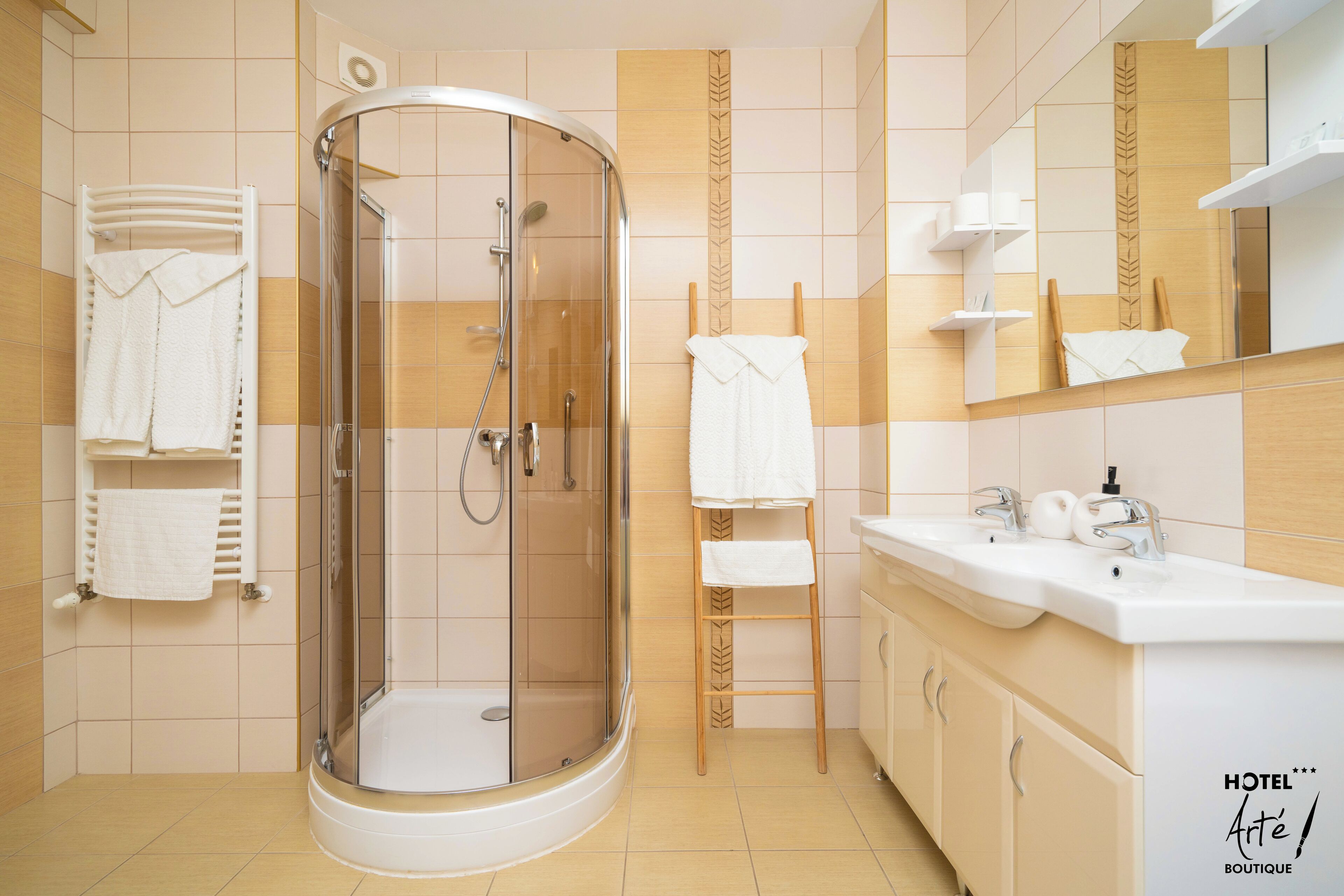 Suite estándar | Baño | Artículos de higiene personal gratuitos, secador de pelo y toallas