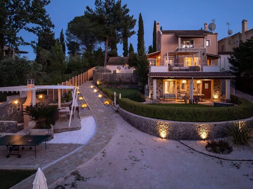 Villa St. Nicholas House, Family Friendly, Large Heated Pool, 300m to the beach.