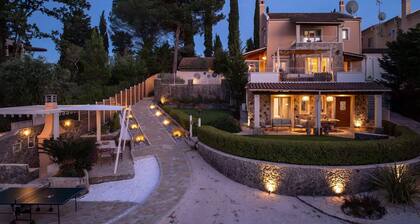 Villa St. Nicholas House, Family Friendly, Large Heated Pool, 300m to the beach.