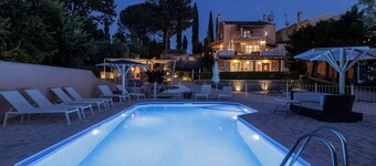 Villa St. Nicholas House, Family Friendly, Large Heated Pool, 300m to the beach.