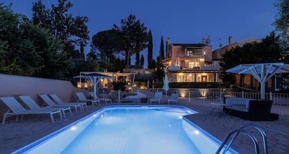 Villa St. Nicholas House, Family Friendly, Large Heated Pool, 300m to the beach.