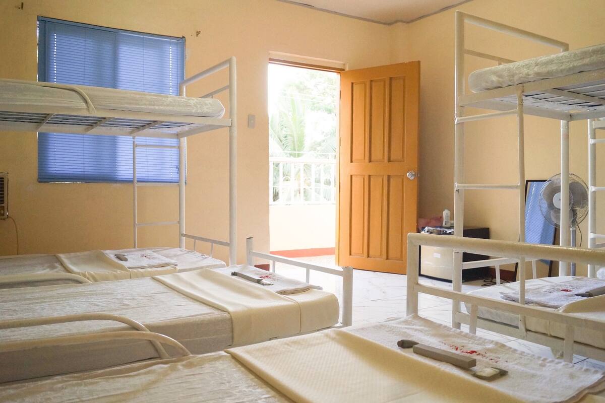 Habitación estándar | Caja fuerte y ropa de cama