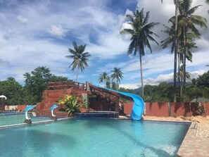 Una piscina cubierta