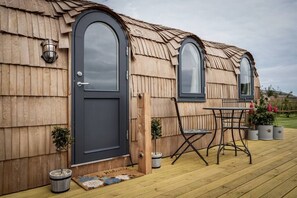 outdoor decking and dining