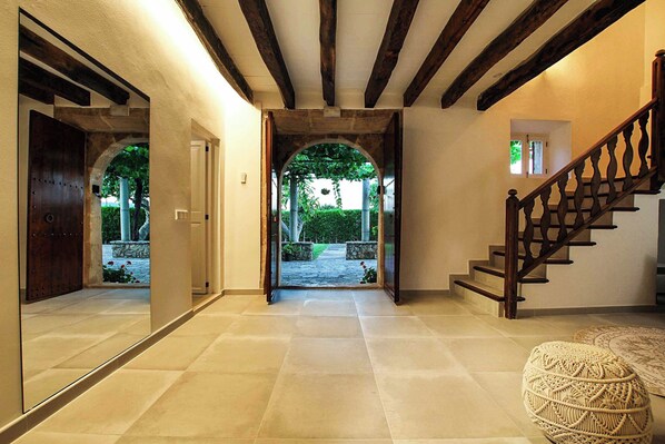 Interior - Villa Crever - Five Bedroom Villa, Sleeps 10 (Pollença)