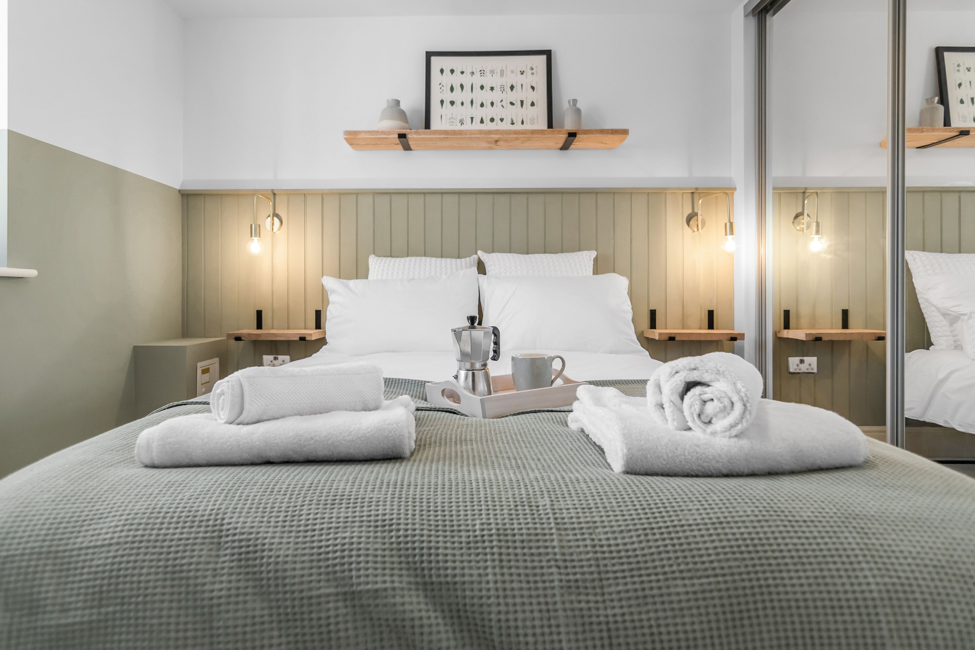 2 quartos, escrivaninha, ferros/tábuas de passar roupa