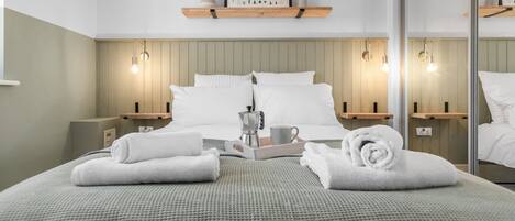 2 quartos, escrivaninha, ferros/tábuas de passar roupa