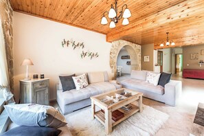 Smart TV - Villa Kirke - Four Bedroom Villa, Sleeps 9 (Neo Chorio)