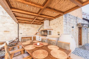 Outdoor dining - Villa Kirke - Four Bedroom Villa, Sleeps 9 (Neo Chorio)