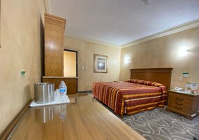 标准单人房 | 客房内保险箱、办公桌、遮光窗帘、熨斗/熨衣板