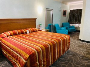 In-room safe, desk, blackout drapes, iron/ironing board - Los Cedros Hotel Inn Torreon (Torreón)