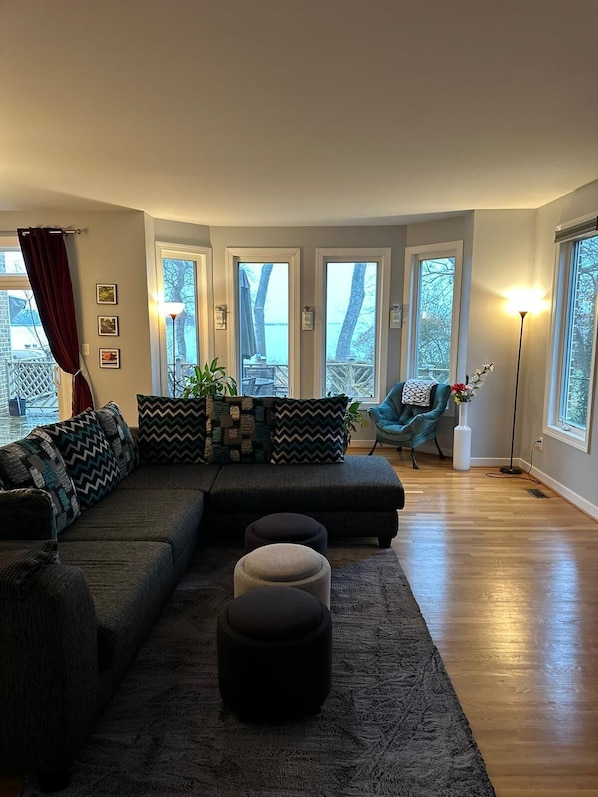 Family Townhome | Living area | 75-inch Smart TV with satellite channels, TV, Netflix - Kosmos Rentals (Hampton)