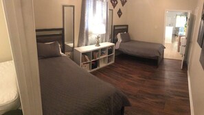 3 bedrooms, iron/ironing board, WiFi, bed sheets - 1 mile to DOWNTOWN (New Orleans)