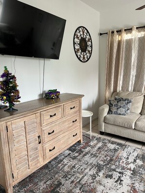 Smart TV - 1 mile to DOWNTOWN (New Orleans)
